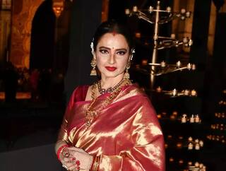 Watch: કેમેરા સામે પોઝ આપતી વખતે Rekha કરી રહી હતી પ્રણામ, એક્ટ્રેસ સાથે એવું થયું કે લોકો રહી ગયા દંગ, Video