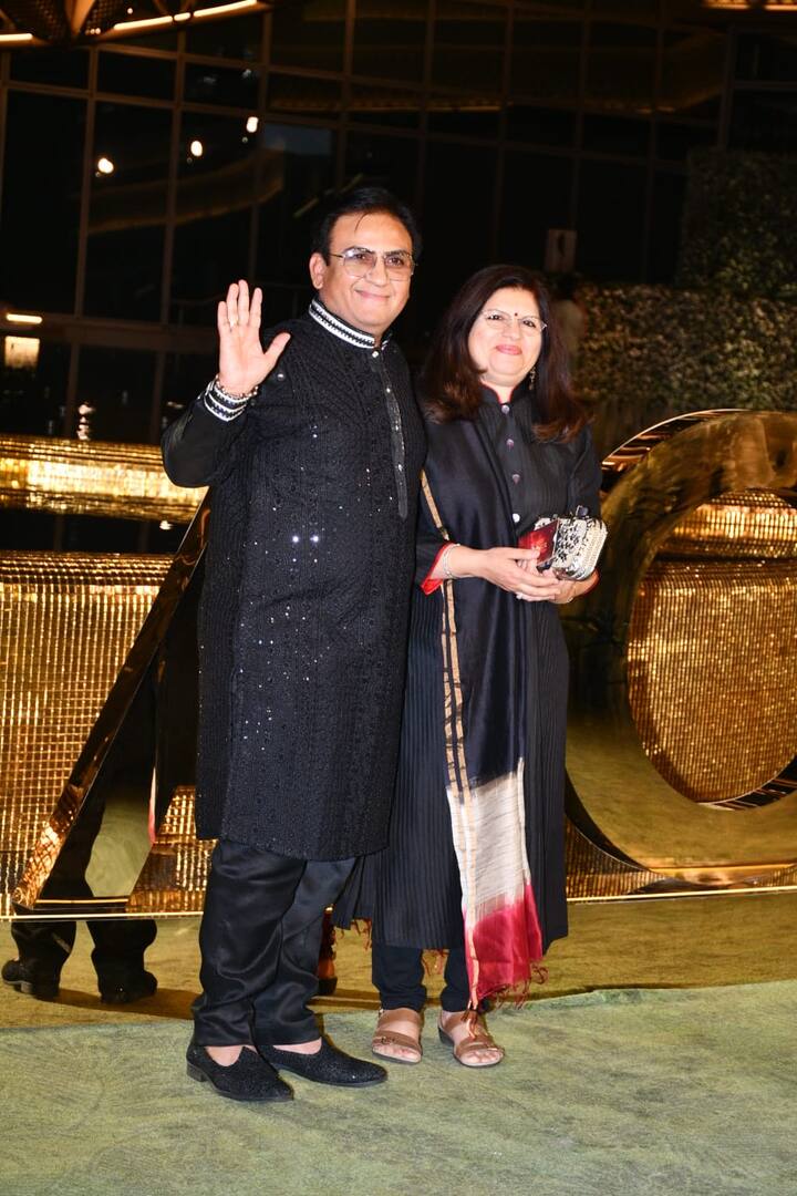 TMKOC फेम टीवी एक्टर दिलीप जोशी उर्फ जेठालाल भी पत्नी के साथ अंबानी परिवार के इस इवेंट का हिस्सा बने.