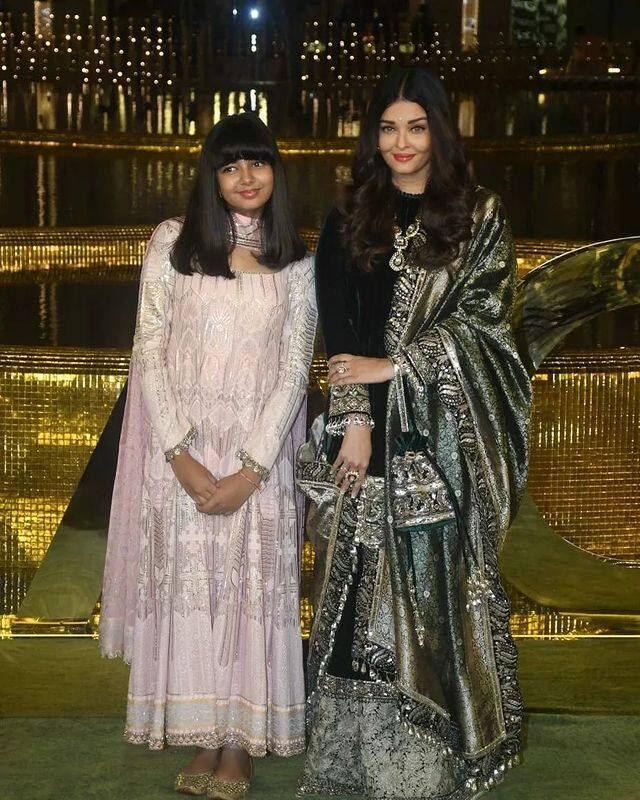 वहीं, ऐश्वर्या और अभिषेक बच्चन की बेटी पिंक अनारकली सूट में क्यूट लगीं. दोनों की फोटोज वायरल हो रही हैं.