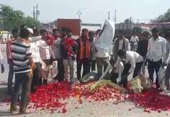 Flower : फुलांचे दर घसरले, रस्त्यावर गुलाबांचा 'लाल सडा'