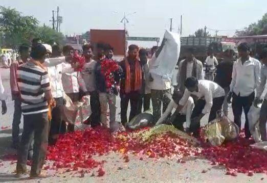 सध्या राज्यातील फूल उत्पादक शेतकरी (Flower Farmers) संकटात सापडला आहे. कारण फुलांच्या दरात (flower prices) मोठी घसरण झाली आहे.
