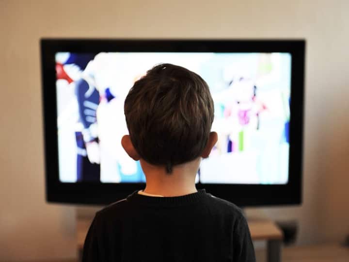 TV कितनी दूरी से देखना चाहिए? स्क्रीन साइज का भी पड़ता है असर From what distance should I watch TV According to the screen size understand from what distance should be watch TV कितनी दूरी से देखना चाहिए? स्क्रीन साइज का भी पड़ता है असर