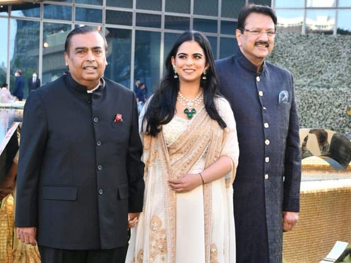 Mukesh Ambani Isha Ambani Photos: इंडस्ट्रियलिस्ट मुकेश अंबानी और उनकी बेटी ईशा अंबानी शुक्रवार को मुंबई में नीता मुकेश अंबानी कल्चरल सेंटर के लॉन्च इवेंट में शामिल हुए.