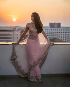 Sobhita Dhulipala Photos: ట్రాన్స్పరెంట్ శారీలో సూర్య కిరణాలతో పోటీపడుతున్న శోభిత