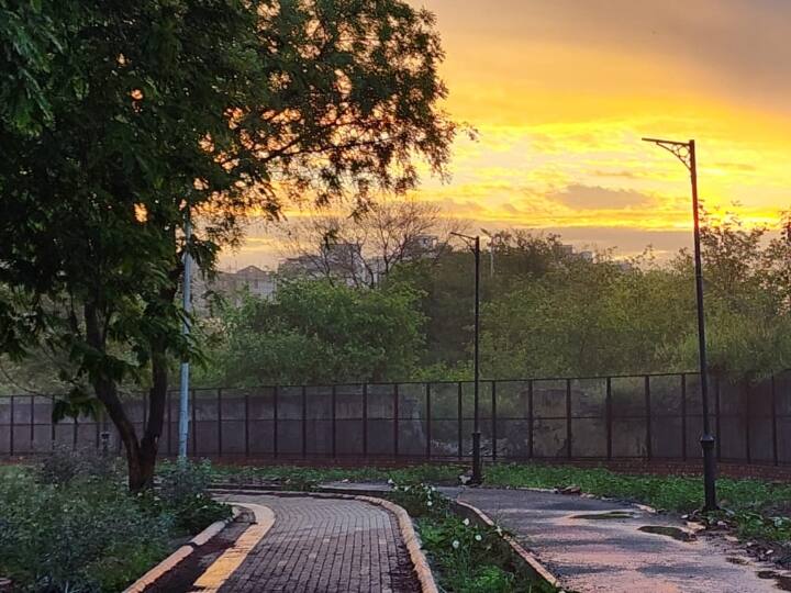 दिल्ली-एनसीआर में गुरुवार को हुई बारिश से मौसम ने करवट बदली है. आसमान में काले बादल छाए हैं और मौसम सुहाना हो गया है जिसका नजारा देखने योग्य है.  IMD ने शुक्रवार को भी बारिश की आशंका जताई है.