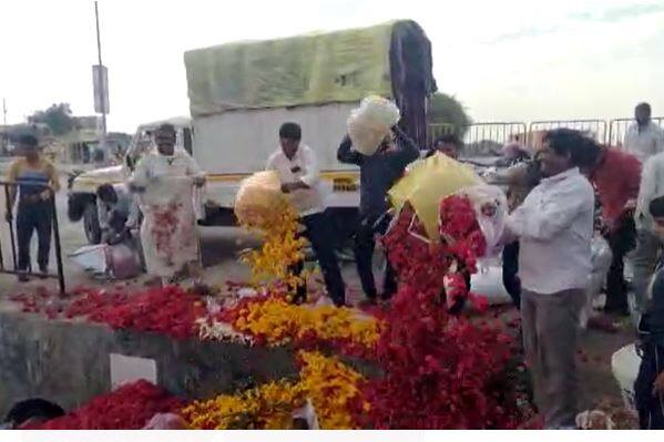 दरात घसरण झाल्यानं शेतकऱ्यांना आर्थिक फटका बसत आहे. जालना (Jalna) जिल्ह्यातील परतूर येथे फुलांना भाव मिळत नसल्यानं फुल उत्पादक शेतकऱ्यांनी रस्त्यावर फुले फेकून आपला संताप व्यक्त केला.