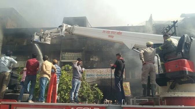 Kanpur Fire News: Short Circuit Fire In Four Storey Tower In Hamraj Market Kanpur Fire: કાનપુરની હમરાજ માર્કેટમાં કપડાની 800થી વધુ દુકાનમાં લાગી ભીષણ આગ, કરોડોના નુકસાનનો અંદાજ