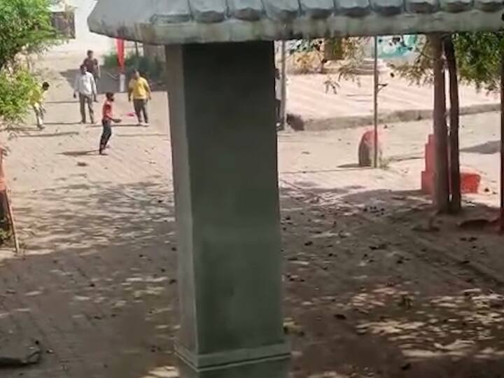 रात्री झालेल्या वादानंतर आज सकाळी या गावात दगडफेकीची घटना घडली आहे.