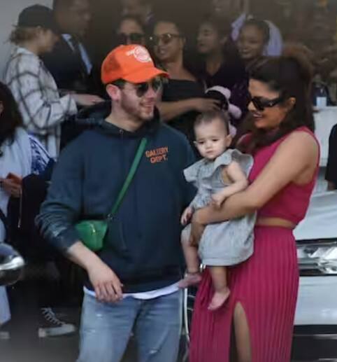 ਦੱਸ ਦਈਏ ਇਹ ਪਹਿਲਾਂ ਮੌਕਾ ਹੈ ਜਦੋਂ ਪ੍ਰਿਯੰਕਾ ਚੋਪੜਾ ਆਪਣੀ ਧੀ ਮਾਲਤੀ ਮੈਰੀ ਜੋਨਸ ਨੂੰ ਭਾਰਤ ਲੈ ਕੇ ਆਈ ਹੈ। ਇਸ ਦੌਰਾਨ ਪ੍ਰਿਯੰਕਾ ਨੂੰ ਪੂਰੇ ਪਰਿਵਾਰ ਨਾਲ ਏਅਰਪੋਰਟ 'ਤੇ ਦੇਖਿਆ ਗਿਆ।