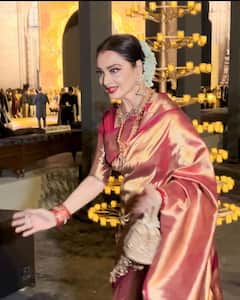 Rekha Poses In Front Of The Gateway Of India, Mumbai. Take A Look