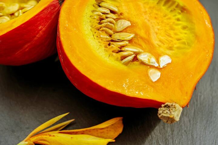 ভিটামিন এ, সি, ফাইবার ও পটাসিয়াম সমৃদ্ধ মিষ্টি কুমড়ো। এটি খেলে শরীরের রোগ প্রতিরোধ ক্ষমতা বাড়ে।
