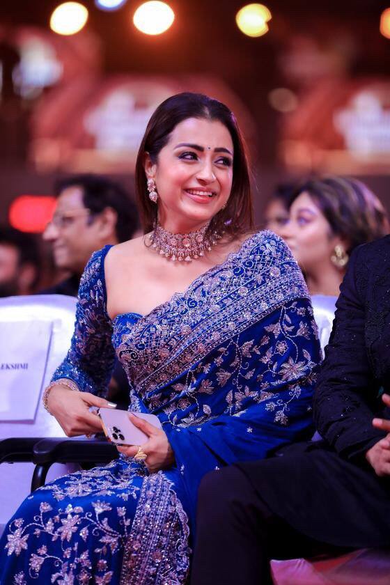 த்ரிஷா, கார்த்தி, சிம்பு ஆகியோர் அருகருகில் அமர்ந்திருந்தனர்