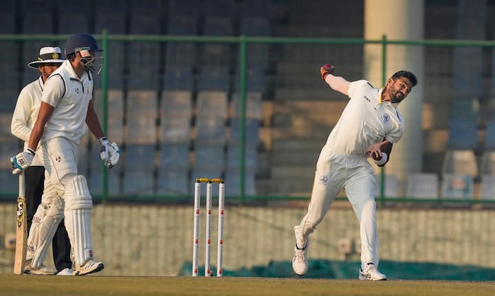 संदीप वॉरियर याने याआधी आयपीएलमध्ये कोलकाता आणि आरसीबी संघाचे प्रतिनिधित्व केलेय. वॉरियर आयपीएलमध्ये पाच सामने खेळला आहे.