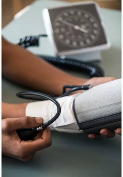 मैंगो जूस में पोटेशियम की मात्रा पाई जाती है. इसकी वजह से ये बीपी कंट्रोल करने में भी सहायक होता है.आम का जूस पीने से कार्डियोवैस्कुलर सिस्टम पर दबाव नहीं पड़ता जिससे स्ट्रोक और हार्ट अटैक की संभावना कम होती है.