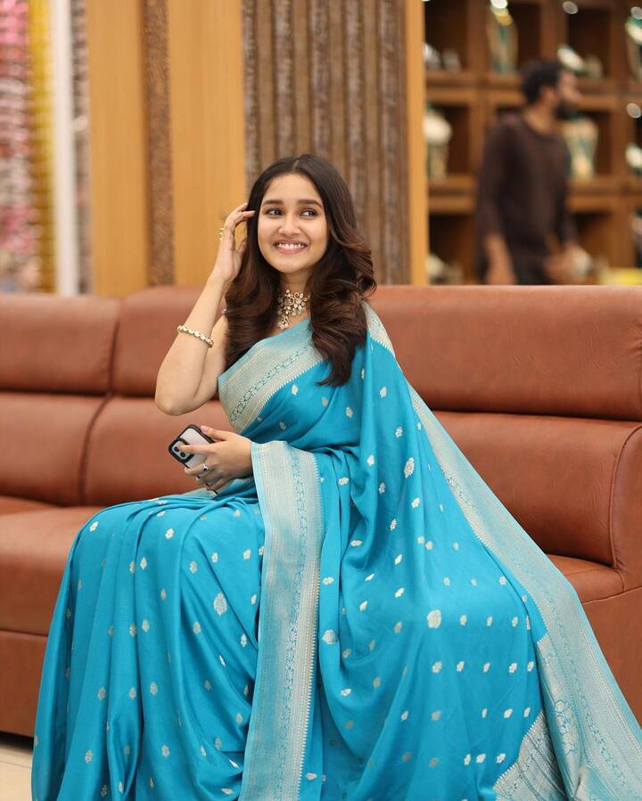 'ఏషియానెట్ ఫిల్మ్ అవార్డ్స్' లో రెండు సార్లు 'బెస్ట్ చైల్డ్ ఆర్టిస్ట్' అవార్డును అందుకుంది అనికా.