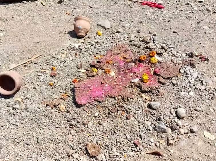 Ahmednagar News Crows turned their backs to Dashakriya rituals due to garbage and chicken mutton store wastage Ahmednagar News : कावळे झाले मांसाहारी, दशक्रिया विधीच्या भाताकडे फिरवली पाठ