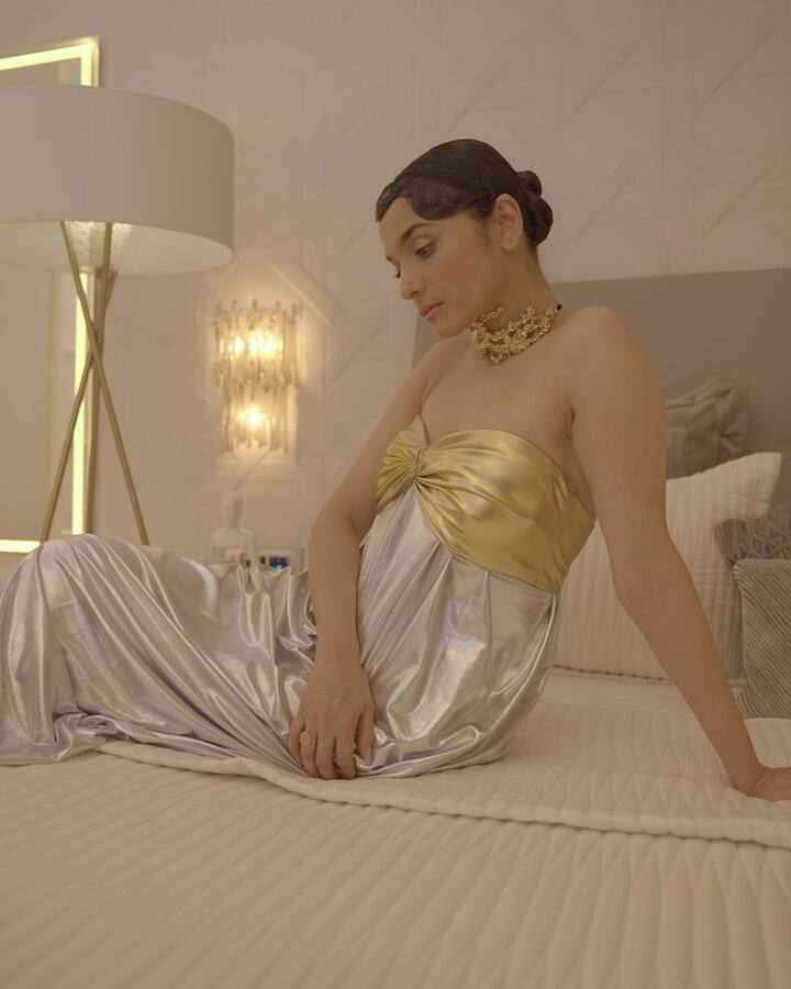 अंकिता ने घर का थीम सफ़ेद रखा है जो घर को और भी रॉयल लुक देता है, घर में दीवार से लेकर सोफा तक सबकुछ सफ़ेद रंग का है.