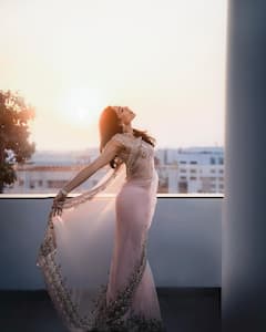 Sobhita Dhulipala Photos: ట్రాన్స్పరెంట్ శారీలో సూర్య కిరణాలతో పోటీపడుతున్న శోభిత