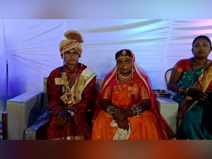 भंडाऱ्यात भाजीपाला पिकवणाऱ्या शेतकऱ्यांच्या मुला-मुलींची केवळ एक रुपयात लग्न लावून देण्यात आलं.