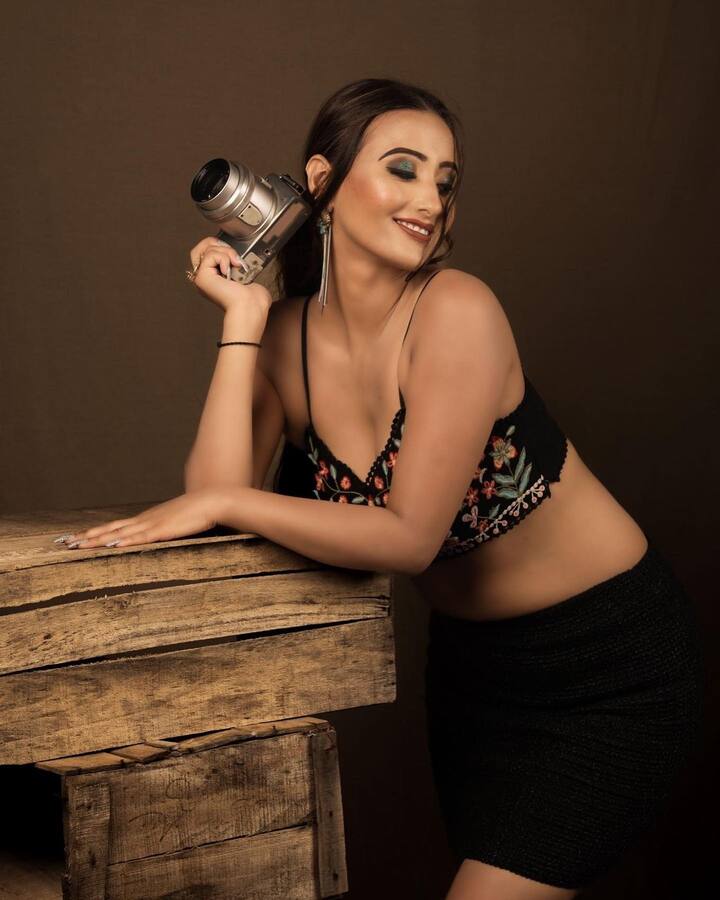 उत्तराखंड की खूबसूरत वादियों से मायानगरी तक अपना डंका बजाने वाली भोजपुरी एक्ट्रेस श्वेता महारा आज किसी परिचय की मोहताज नहीं है. श्वेता एल्बम इंडस्ट्री की पॉपुलर अभिनेत्रियों में से एक हैं.