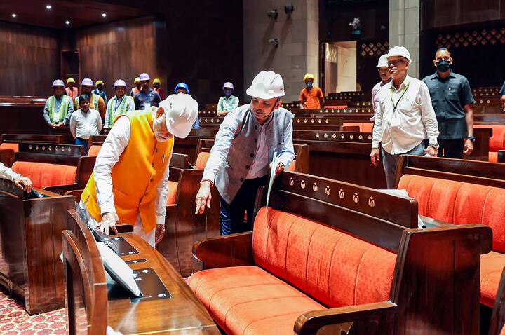 New Parliament Building: প্রায় ঘণ্টাখানেক ধরে ওই চত্বরে ঘোরেন তিনি। প্রধানমন্ত্রীর সঙ্গে ছিলেন লোকসভার স্পিকার ওম বিড়লা।