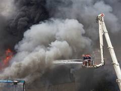 Delhi Fire: दिल्ली के वजीरपुर इंडस्ट्रियल एरिया में लगी आग, आसमान में धुएं का गुबार, देखें तस्वीरें