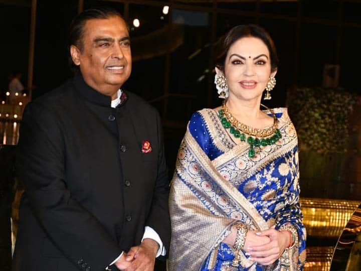 Nita Ambani Mukesh Ambani Photos: शुक्रवार को मुंबई में नीता मुकेश अंबानी कल्चरल सेंटर के लॉन्च इवेंट में नीता अंबानी पति मुकेश अंबानी के साथ शामिल हुईं. इस दौरान की कुछ फोटोज सामने आई हैं.