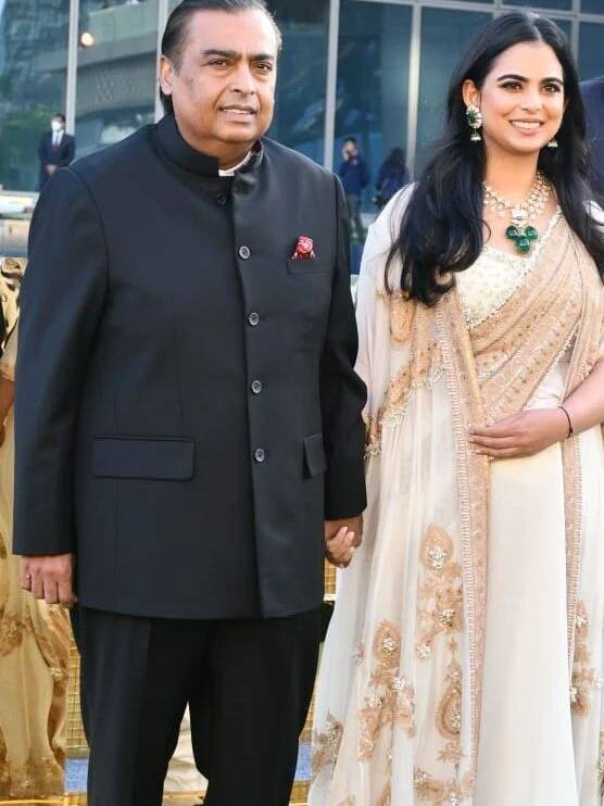 एथनिक ड्रेस में इवेंट में पहुंचे मुकेश अंबानी और ईशा अंबानी