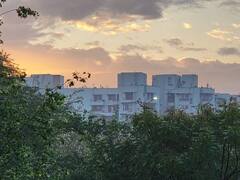 In Pics: बारिश और हवाओं ने बदला दिल्ली का मौसम, आसमान में छाए बादल से रोमांचक हुआ माहौल