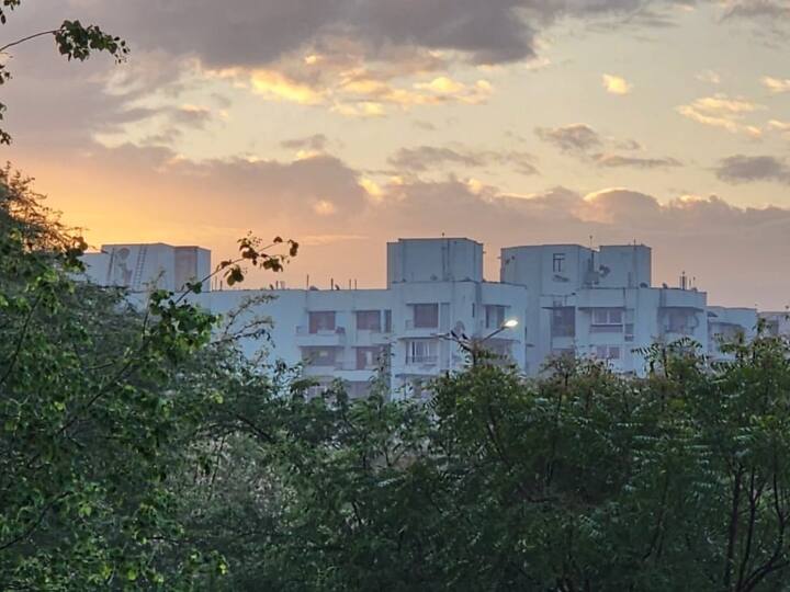 दरअसल दिल्ली-एनसीआर में गुरुवार दोपहर के बाद 50 से 70 किलोमीटर प्रति घंटे की रफ्तार से तेज हवाएं चलीं और तेज हवाओं के साथ झमाझम बारिश हुई. स्थिति यह रही कि दो घंटे में ही दिल्ला का तापमान 13 डिग्री नीचे आ गया.