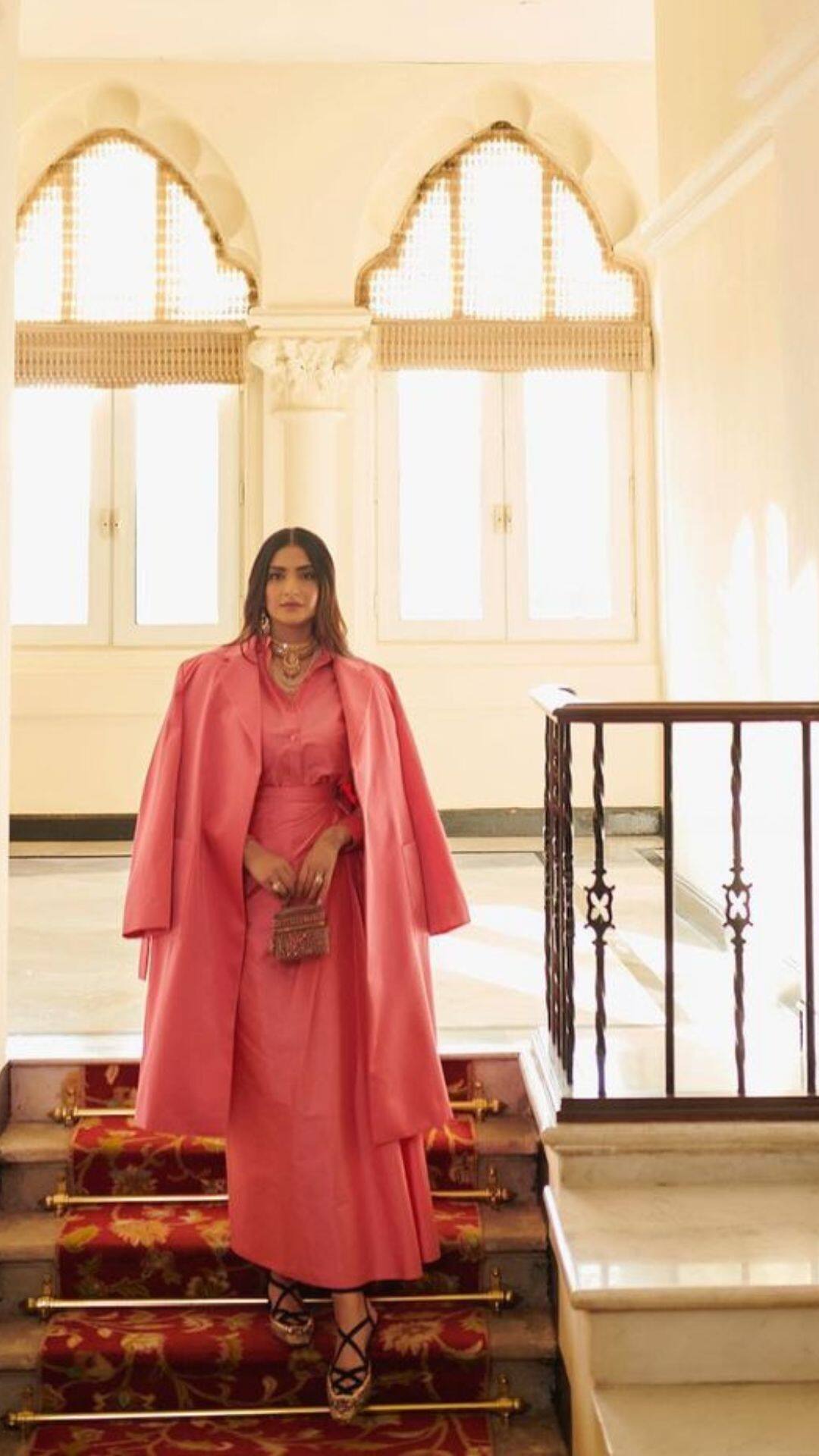 सोनम को डियॉर फॉल 2023 इवेंट में अलग अंदाज देखने को मिला सोनम को डियॉर फॉल 2023 इवेंट में अलग अंदाज देखने को मिला