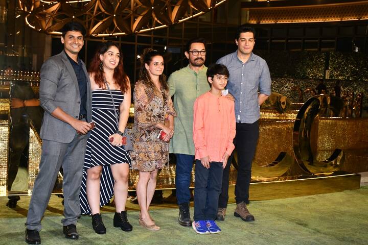 इवेंट में आमिर खान बेटी इरा, दामार नुपुर शिकरे, बेटे जुनैद और आजाद के साथ फैमिली पोज देते नजर आए.
