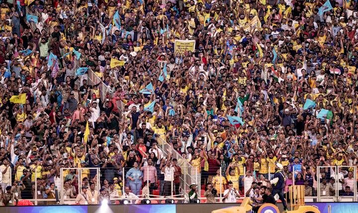 கொரோனா காரணத்தால் முன்பு நடந்த போட்டிகளில், பெரிதாக கூட்டம் கூடவில்லை. ஆனால், இந்தாண்டின் தொடக்க விழாவில் மக்களின் கூட்டம் அலை கடலென திரண்டது
