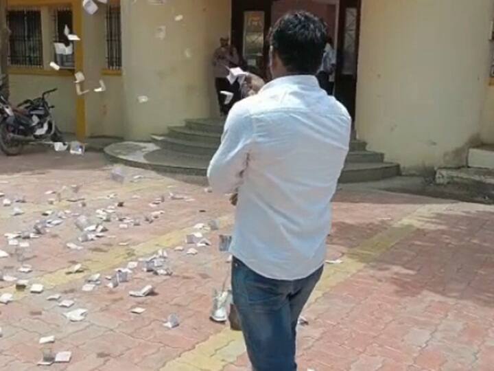 विशेष म्हणजे त्याने गळ्यात नोटांचा हार घालत पंचायत समिती कार्यालयाच्या गेटवर पैसे उधळले असल्याचे पाहायला मिळाले.