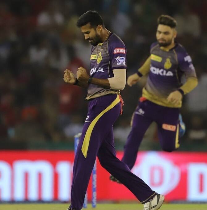 Jasprit Bumrah’s Replacement : दुखापतीमुळे जसप्रीत बुमराह आयपीएल 2023 मधून बाहेर पडला आहे. बुमराहच्या अनुपस्थितीमुळे मुंबईचे टेन्शन वाढले होते. पण आता आयपीएल सुरु होण्याआधीच मुंबईने जसप्रीत बुमराहच्या जागी संघात संदीप वॉरियर याला स्थान दिलेय.