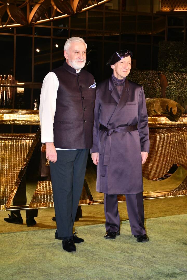 अंबानी कल्चरल सेंटर लॉन्च में कई विदेशी हस्तियों ने भी ट्रेडिशनल लुक में शिरकत की थी.