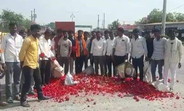 सध्या राज्यातील फूल उत्पादक शेतकरी (Flower Farmers) संकटात सापडला आहे. कारण फुलांच्या दरात (flower prices) मोठी घसरण झाली आहे.