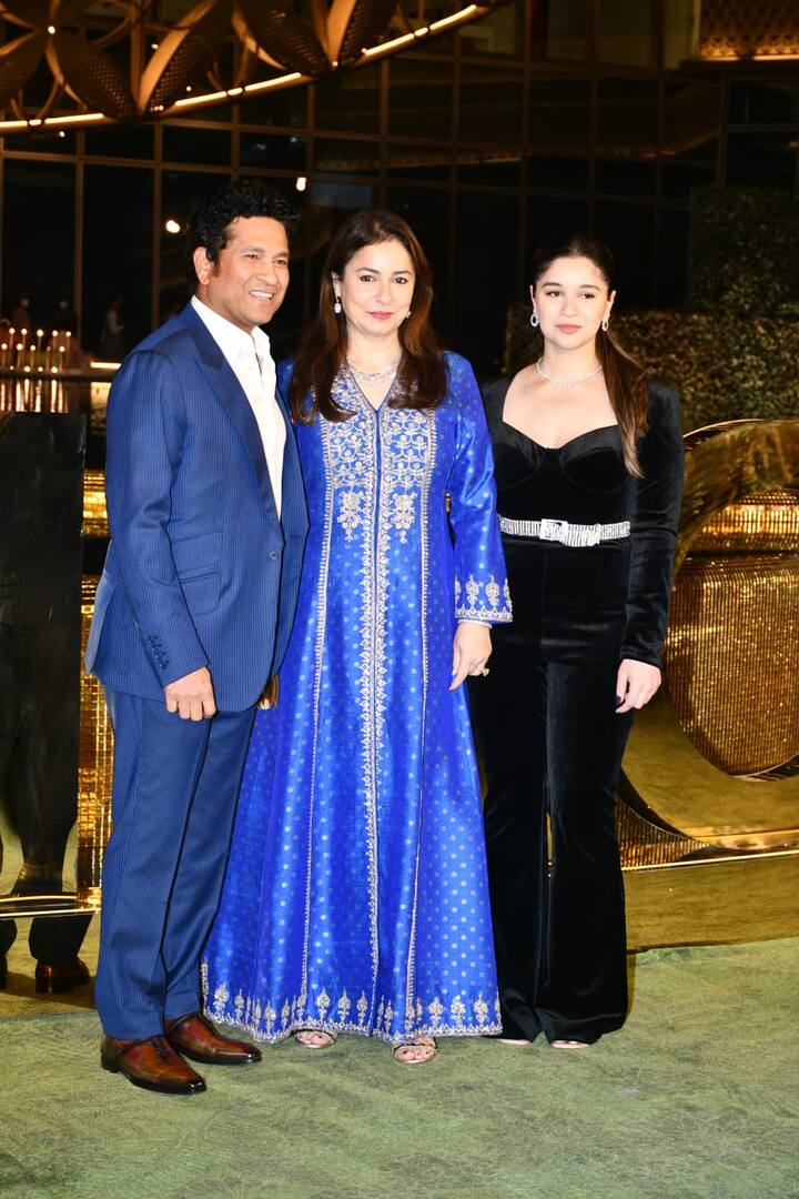 मास्टर ब्लास्टर सचिन तेंदुलकर फुल फैमिली बेटी सारा और पत्नी अंजलि तेंजुलकर के साथ ब्लू आउटफिट में पोज देते नजर आए.