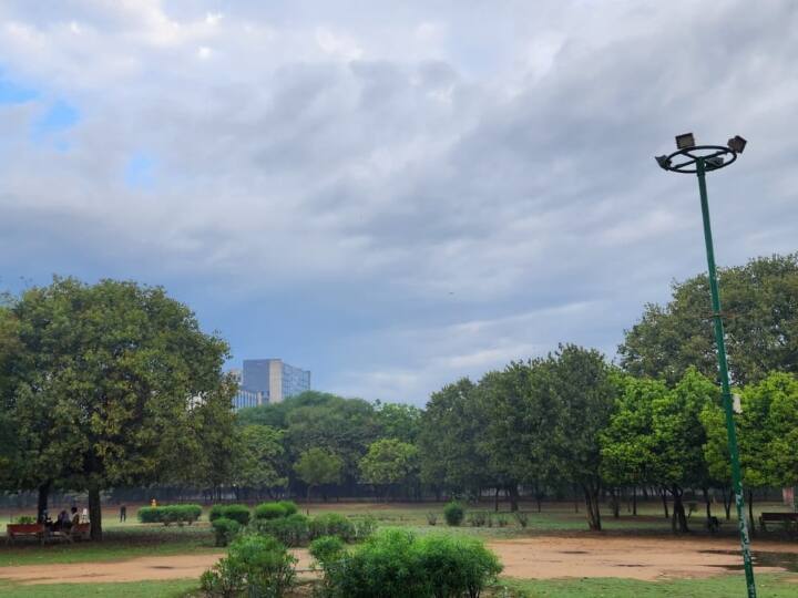 मौसम विभाग की मानें तो दिल्ली में 31 मार्च को भी बारिश होने की संभावना है और साथ ही कुछ इलाकों में ओले भी गिर सकते हैं. इस संबंध में मौसम विभाग ने शुक्रवार के लिए ऑरेंज अलर्ट भी जारी किया है.