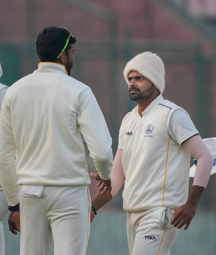 आरसीबीविरोधात होणाऱ्या सामन्यापूर्वी वॉरियर मुंबई संघाचा भाग होईल. 31 वर्षीय संदीप वॉरियर याआधी आयपीएलमध्ये आरसीबी आणि कोलकाता संघाचा भाग राहिलाय. संदीप वॉरियर याने आयपीएलच्या पाच सामन्यात दोन विकेट घेतल्या आहेत. तर एकमेव आंतरराष्ट्रीय क्रिकेटमध्ये त्याची विकेटची पाटी कोरीच राहिली.