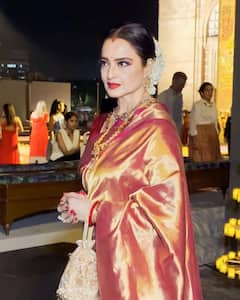 Rekha Poses In Front Of The Gateway Of India, Mumbai. Take A Look