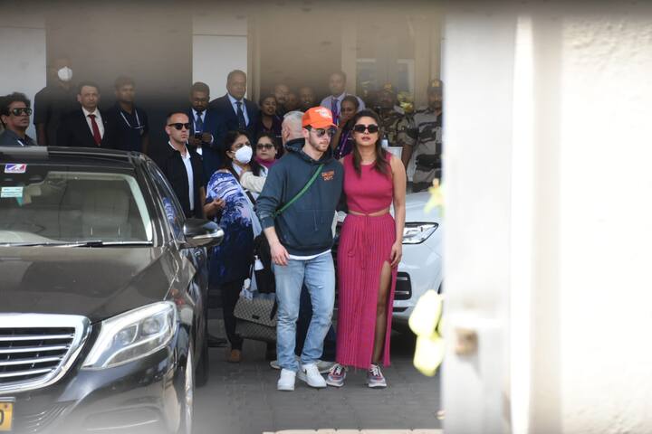 वहीं, निक जोनस इस दौरान ब्लू हुडी और ब्लू जींस में काफी कैजुअल लुक में नजर आए. अपने इस लुक को उन्होंने ऑरेंड कैप के साथ कम्पलीट किया था.