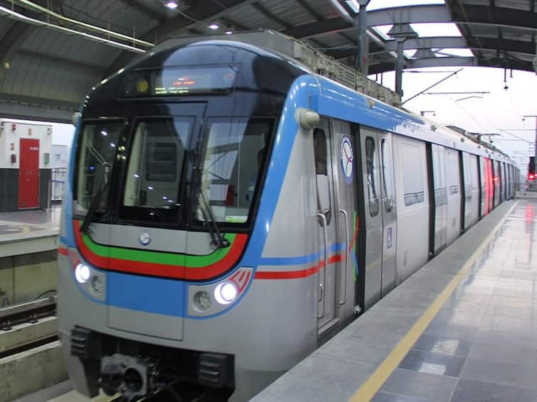 Hyderabad Metro rail discount cancelled heavy traffic times hiked holiday card charges Hyderabad Metro Charges : హైదరాబాద్ వాసులకు మెట్రో షాక్, రద్దీ సమయాల్లో రాయితీ ఎత్తివేత!