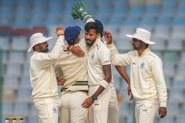 संदीप वॉरियर याच्याकडे देशांतर्गत क्रिकेटमध्ये खेळण्याचा मोठा अनुभव आहे. 2012 मध्ये त्याने केरळ संघातून पदार्पण केले होते. सध्या तो तामिळनाडू संघासाठी खेळतोय.