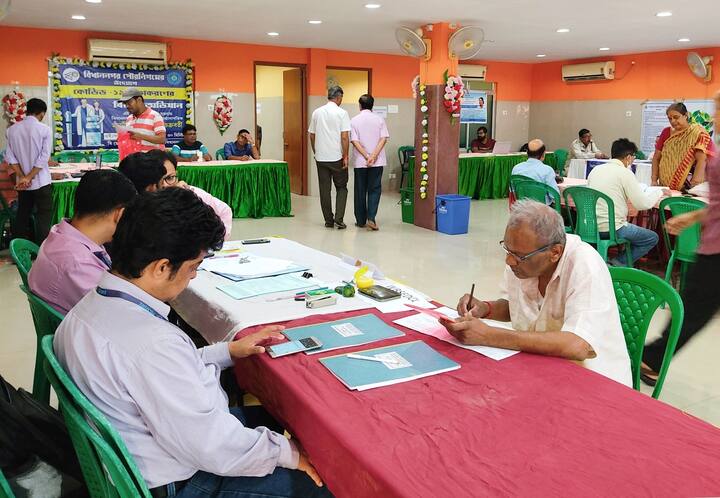 রামনবমীর মিছিলকে কেন্দ্র করে বৃহস্পতিবার অশান্ত হয়ে ওঠে হাওড়ার শিবপুরের একাংশ। শনিবার সেখানেও দুয়ারে সরকার ক্যাম্প হবে বলে জানিয়েছেন মুখ্যসচিব।