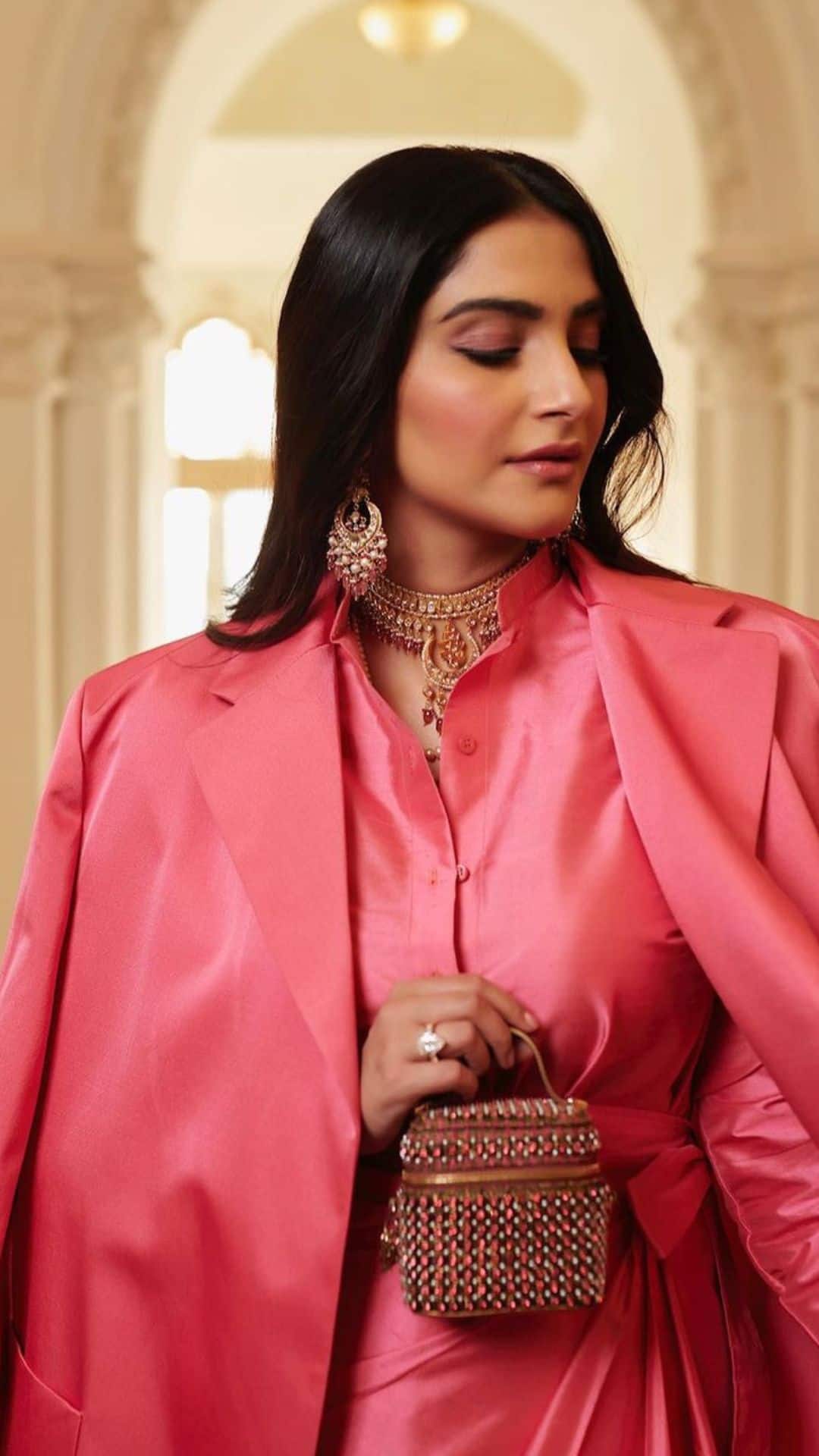 वायू के जन्म के बाद सोनम कपूर ने पब्लिक में अपीयरेंस देनी शुरू कर दी है वायू के जन्म के बाद सोनम कपूर ने पब्लिक में अपीयरेंस देनी शुरू कर दी है