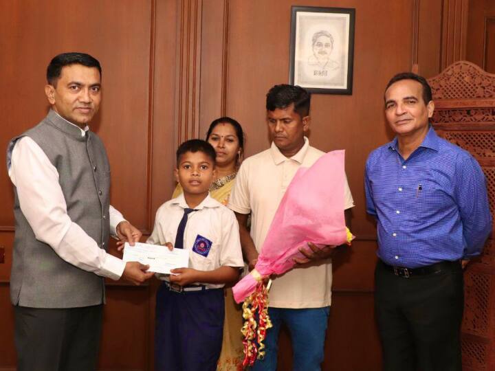 10 Year Old Boy Ankurkumar Sanjay Prasad Awarded With Rs 1 lakh By Goa Govt For Saving Three Friends From Drowning 'बहादुरी पर गर्व', तीन दोस्तों को डूबने से बचाया, 10 साल के बच्चे को CM ने दिया एक लाख रुपये का चेक