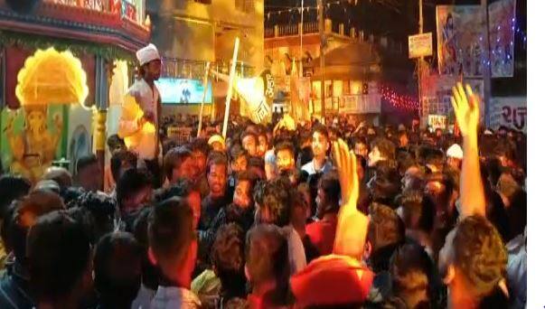 जगन्नाथपुरीप्रमाणं याठिकाणीही हातानं लाकडी रथ ओढण्याची परंपरा आहे. ही परंपरा 150 वर्षांपासून सुरु आहे. मध्यरात्री पुजा झाल्यानंतर श्रीहरी बालाजी महाराजांची लाकडी मूर्तीची  लाकडी घोड्याच्या रथावरुन भव्य मिरवणूक काढण्यात आली.