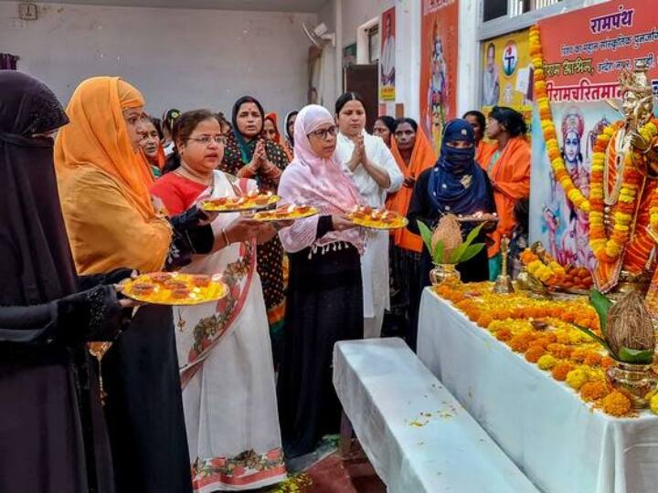 Ram Navami Celebration in Varanasi Muslim women performed the aarti of Shri Ram ANN UP News: रामनवमी पर मुस्लिम महिलाओं ने उतारी श्रीराम की आरती, बोलीं- 'धर्म बदलने से न पूर्वज बदल...'