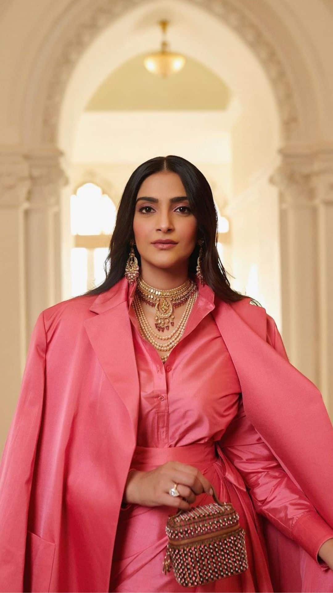 विदेशी लिबास के साथ देसी ज्वैलरी में वो बला की खूबसूरत लग रही हैं विदेशी लिबास के साथ देसी ज्वैलरी में वो बला की खूबसूरत लग रही हैं